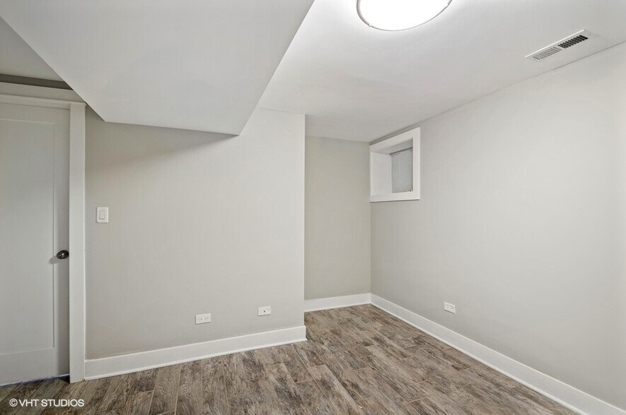 Master Bedroom(different angle) - 1422 Chestnut W St