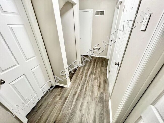 Building Photo - Beautiful 4 Bed Duplex in Independence-Ava...