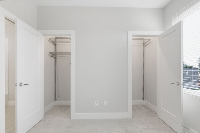 Building Photo - Modern 2 Bedroom Townhouse
