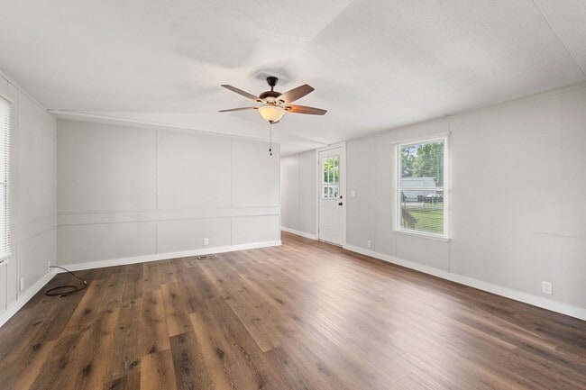 Building Photo - 3 bed 2 bath