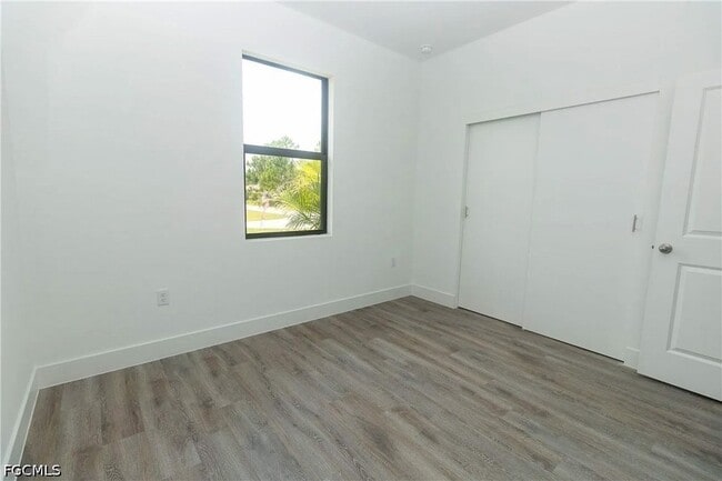 Building Photo - 1125 Deauville St E