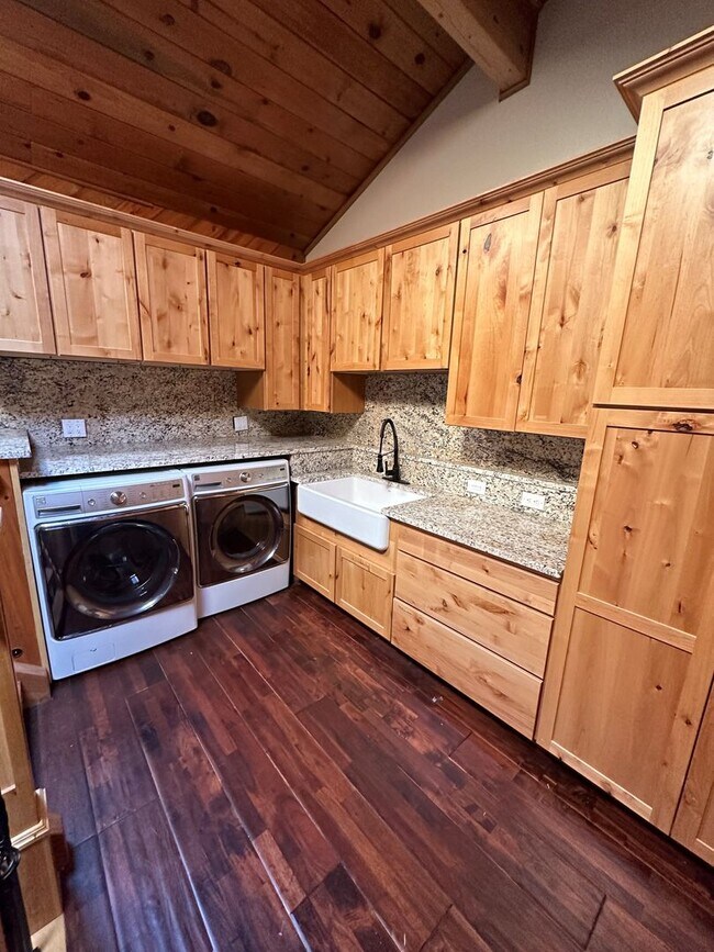 Building Photo - 3 Bedroom, 3.5 Bath Open Floor Plan Townhome