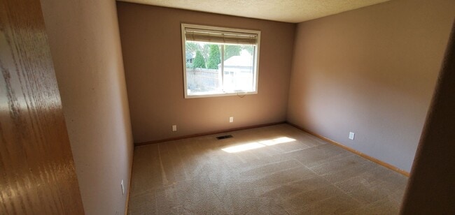 Building Photo - Three Bedroom w/ a Large Bonus Room on a C...