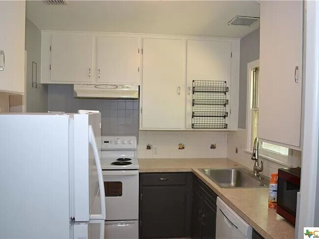 Building Photo - 3 Bed, 1 Bath with Hardwood Floors and Large Fenced Backyard