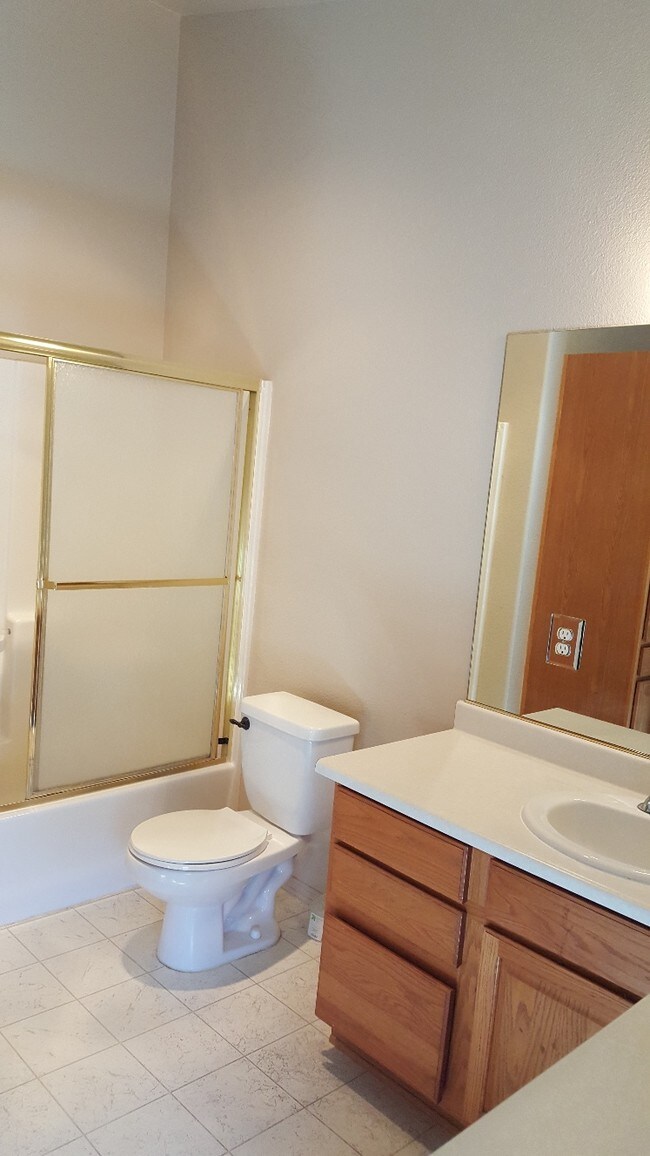 Master Bath - 1224 N Modoc Ave