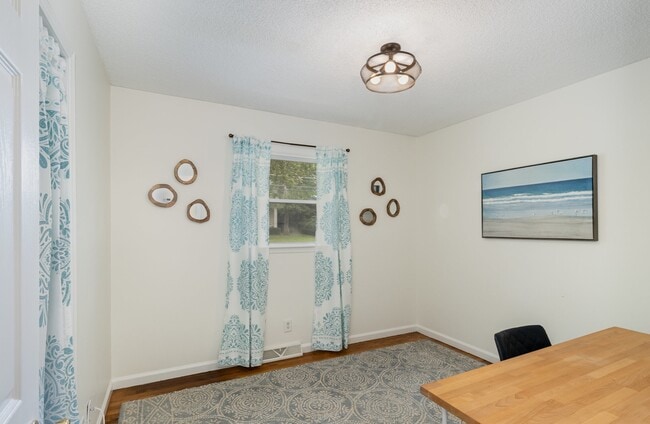 Building Photo - 205 Sunset Dr