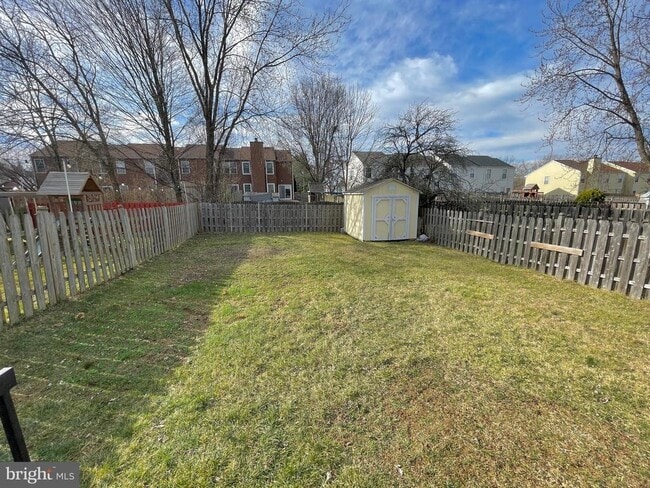 Building Photo - 7 N Hill Dr