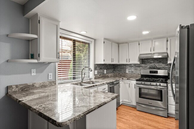 Building Photo - 2360 Temple Dr