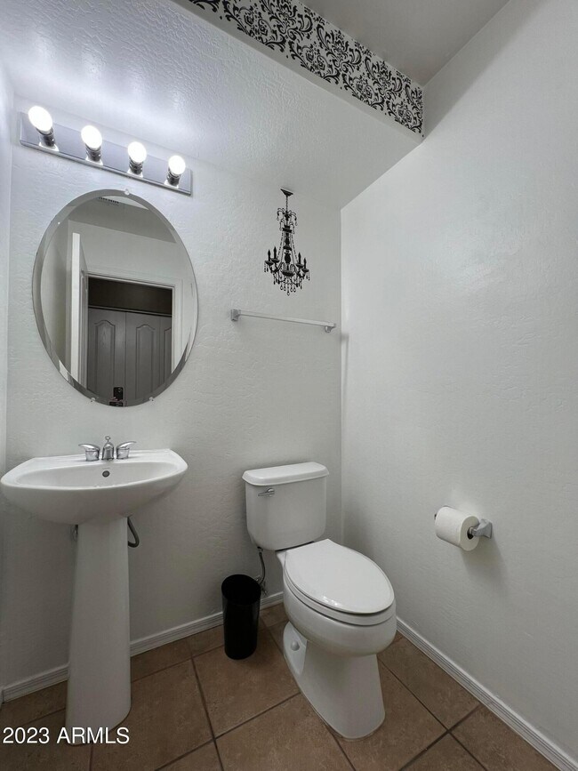 Building Photo - 2709 E Bart St