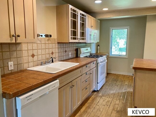 Building Photo - Adorable Two Bedroom House!