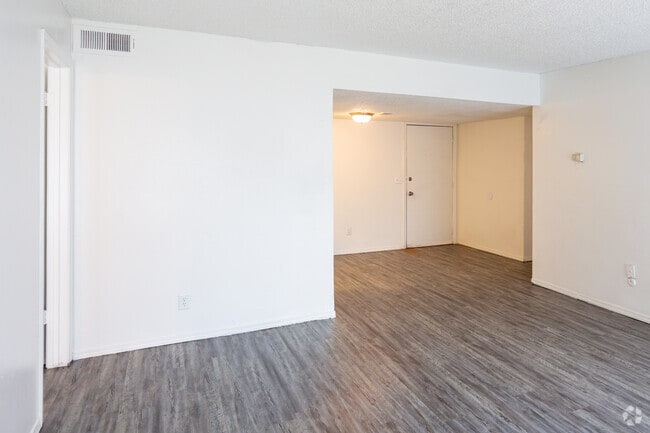 2BR, 2BA - 947 SF - Midwest Pointe