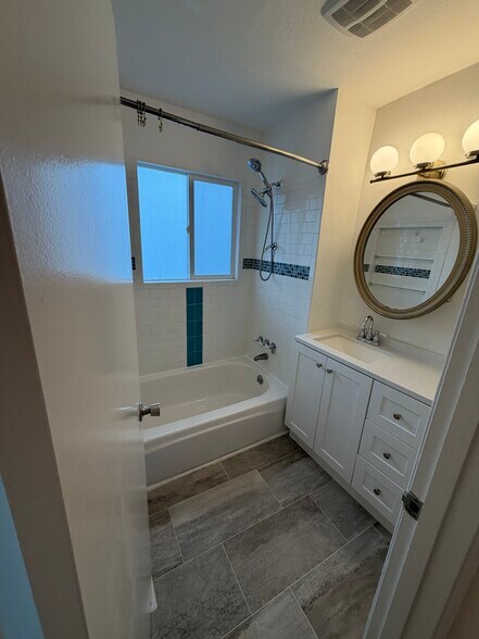 Building Photo - 2095 S Kent Des Moines Rd