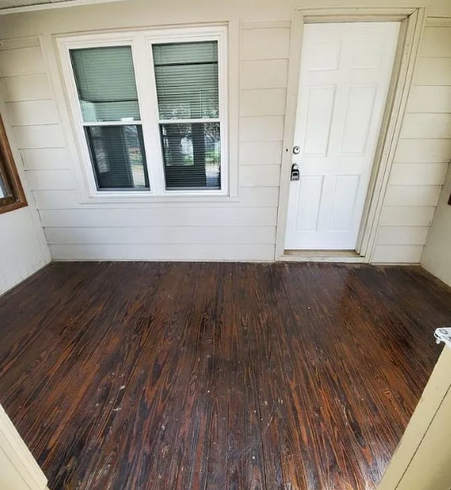 Building Photo - 2 Bedroom Home with Detached Garage, Fenced Yard + Pet Friendly!