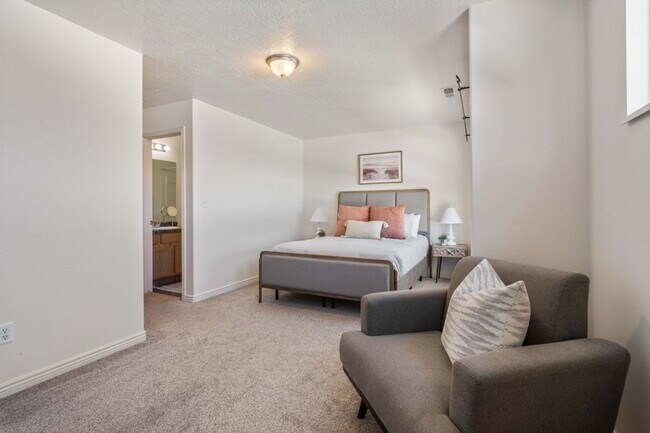 Building Photo - Beautiful 3 Bedroom Townhome In Hidden Valley Heights