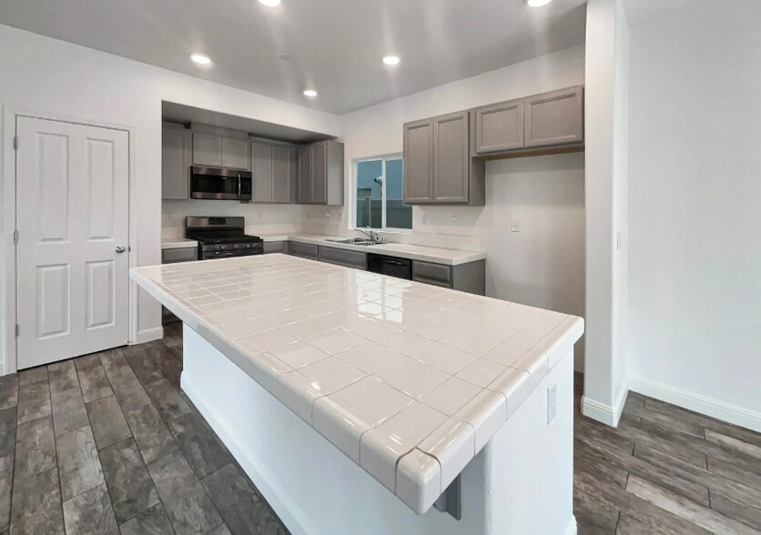 Building Photo - 3710 Roseparke Way