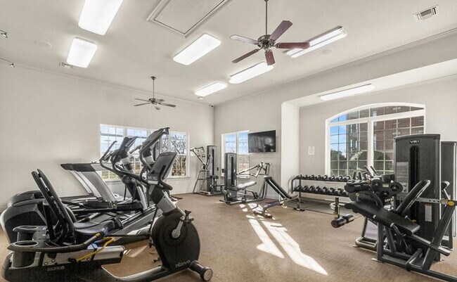 Building Photo - Furnished 3 bed, 3 bath Houndstooth Condo available Fall 26