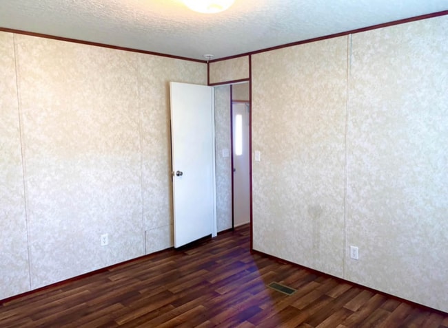 Building Photo - 104 Persimmon Dr