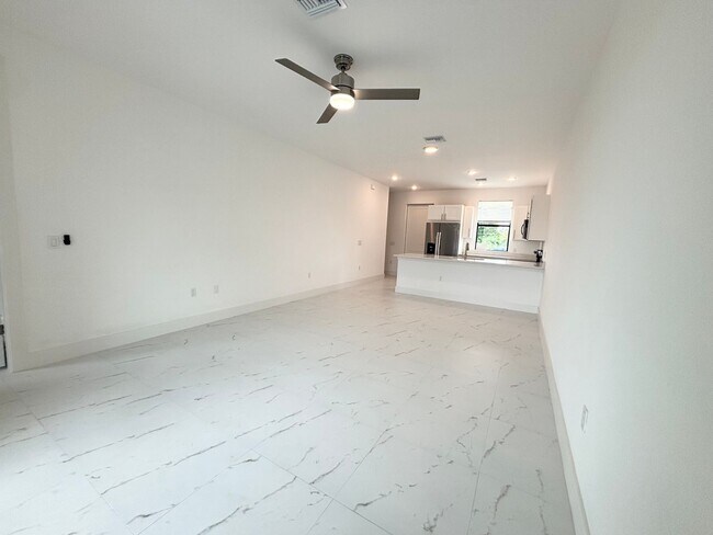 Building Photo - 4400/4402 Golfview Blvd
