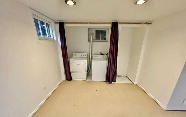 Building Photo - Upgraded 3bd/2bath Laurelhurst Home w/ Pri...