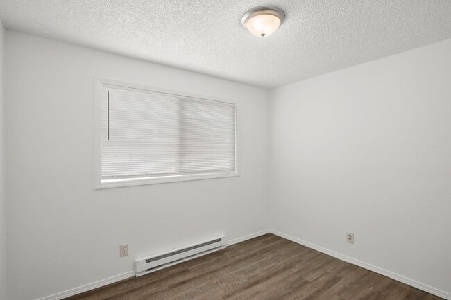 Building Photo - Updated 2 Bedroom, 1 Bathroom Duplex in the Heart of North Portland