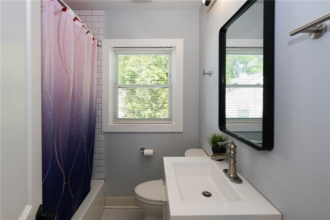 Building Photo - 1809 Vesta Ave