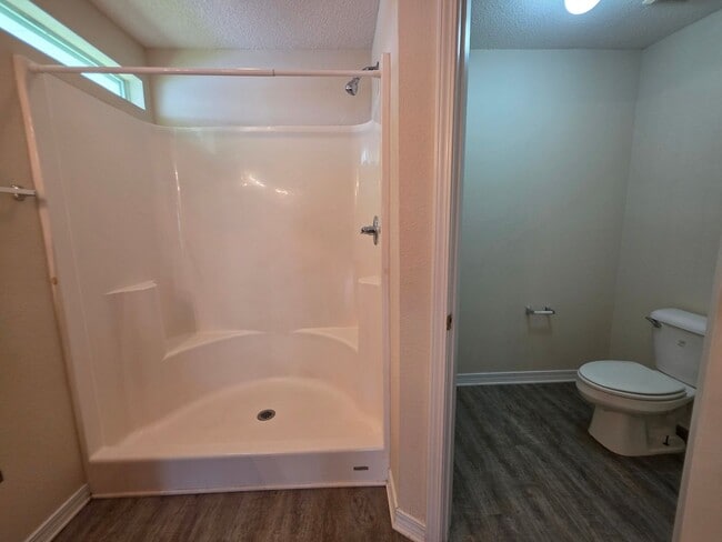 Building Photo - 3BR/2BA home with 2 car garage and privacy...