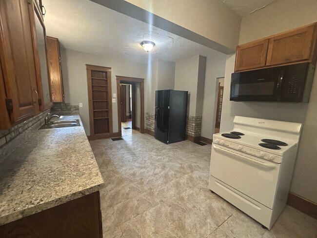Building Photo - 3 Bedroom with a bonus room in East Davenport