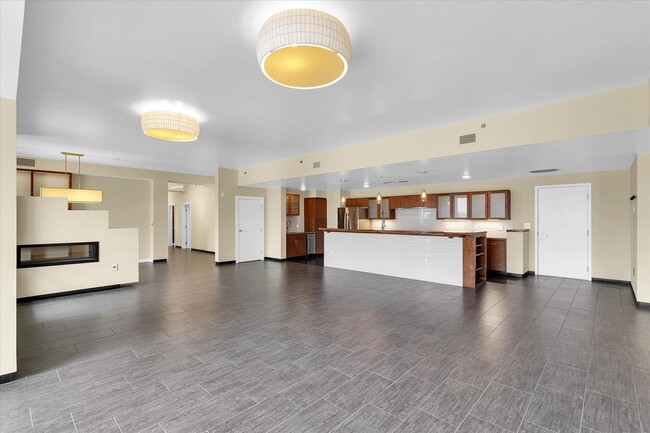 Building Photo - 3,400 SQFT CONDO IN DOWNTOWN CHAMPAIGN W/ ...