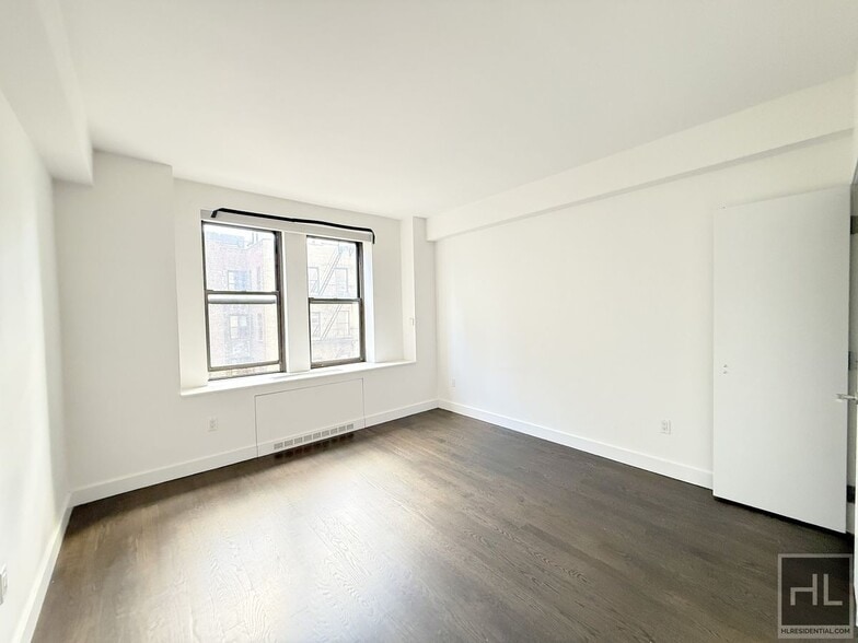 Building Photo - Large king size 1 bed 1 bath with washer a...