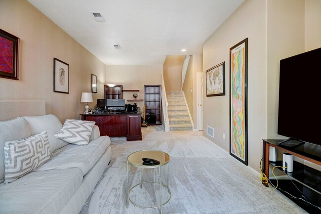 Building Photo - Beautiful luxury townhome style condominiu...