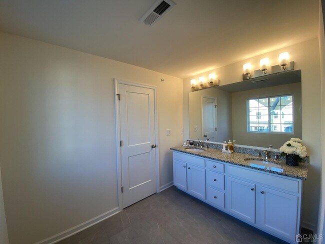 Building Photo - 246 Park Ln