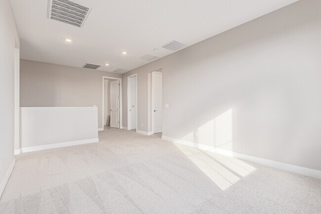 Building Photo - 713 W Longwood Dr