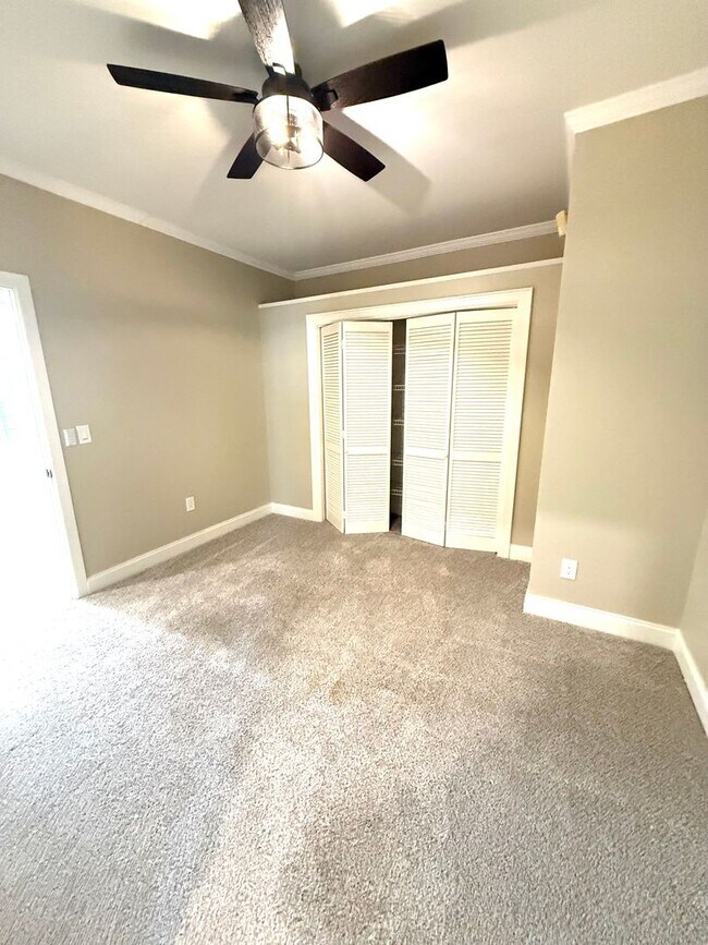 Building Photo - ** 4 Bed 3 Bath located in Old Cloverdale ** Call 334-366-9198 to schedule a self-tour