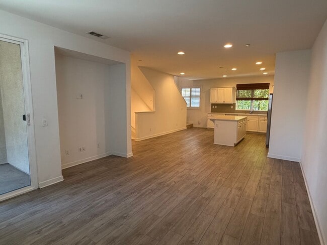 Building Photo - Modern, Spacious 3BR/4BA Home with Exceptional Freeway Access & Nearby Nature