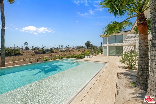 Building Photo - 623 Alma Real Dr