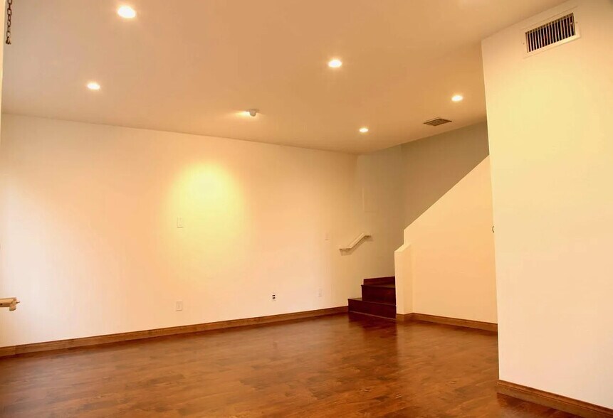 Building Photo - 305 E Valencia Ave