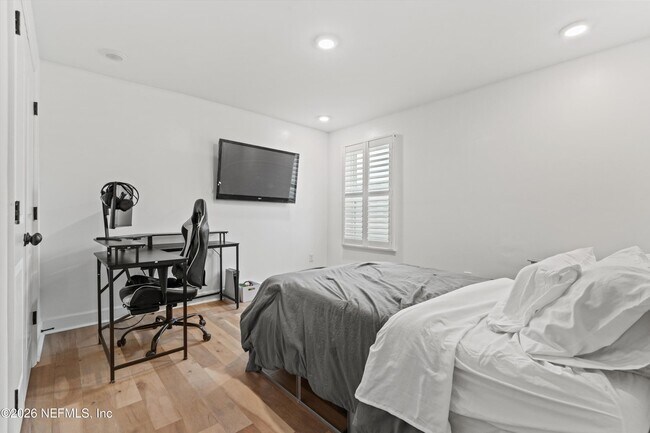 Building Photo - 192 Pk Ctr Ave