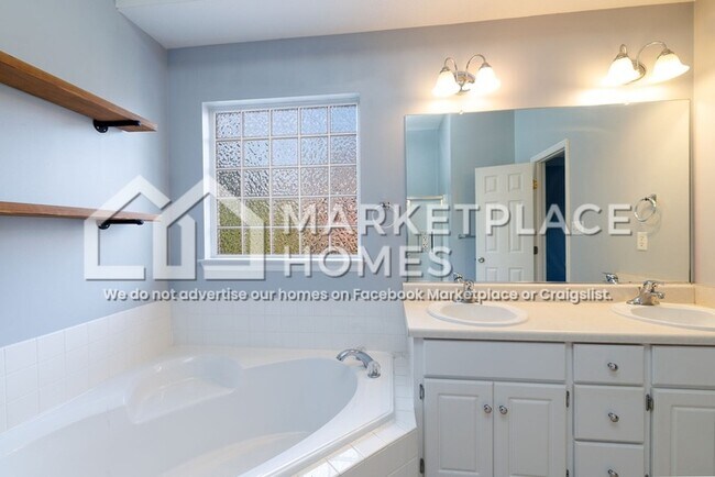 Building Photo - 512 Marble Falls