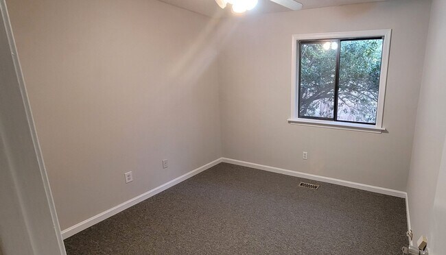 Building Photo - 7237 Sandy Creek Dr