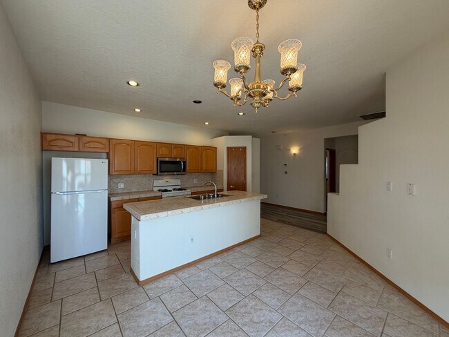 Building Photo - Roomy 3 Bedroom 2 Bathroom Home In Quintessence!