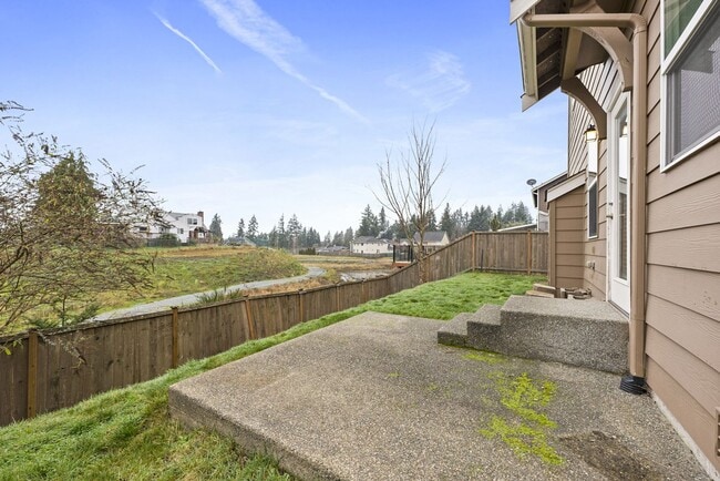 Building Photo - Spacious 4-Bed Puyallup Home For Rent | 3-Car Garage & Quick Commute to JBLM!