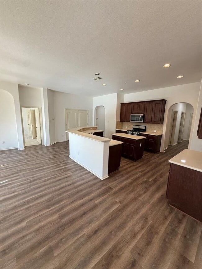 Building Photo - 1200 Willowbrook Dr