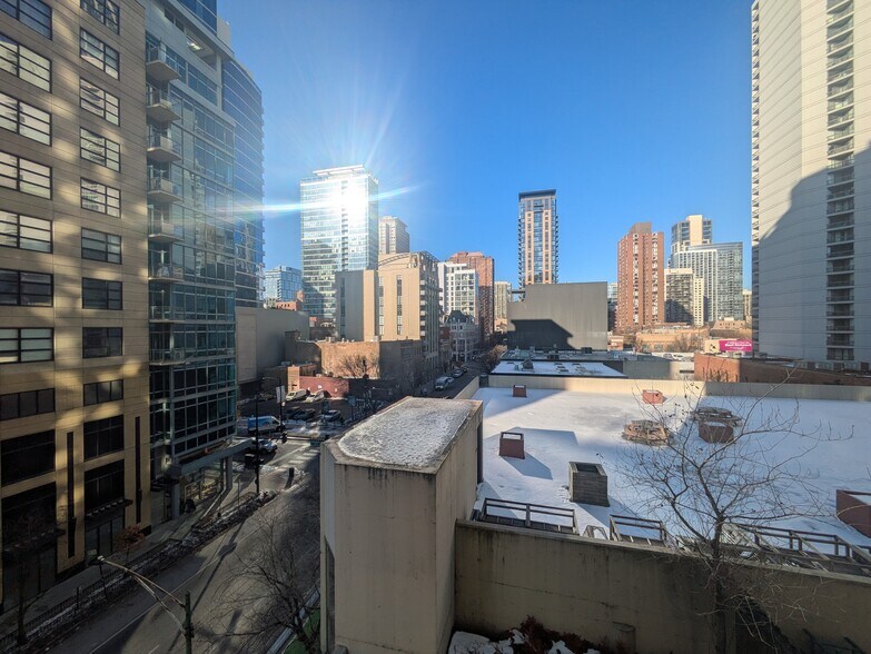 Building Photo - 70 W Huron St