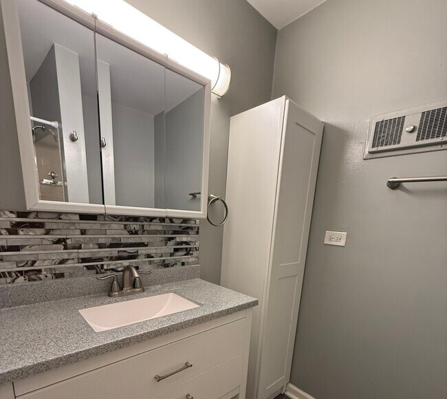 Building Photo - 2116 Briar Hill Dr