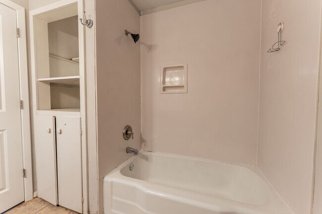 Building Photo - Charming 4 bedroom, 2 bathroom home located in Fayetteville, AR - 6 Month Lease