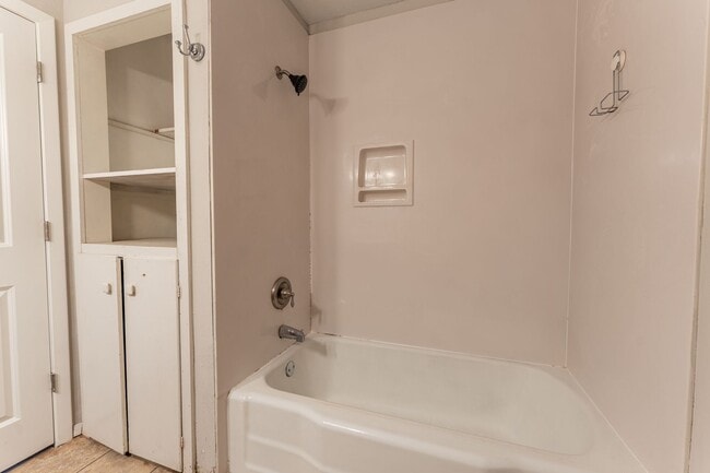 Building Photo - Charming 4 bedroom, 2 bathroom home located in Fayetteville, AR