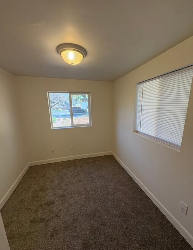 Building Photo - 550 Ray Ln