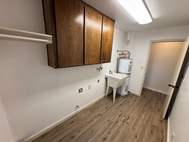 Building Photo - Spacious property with views!