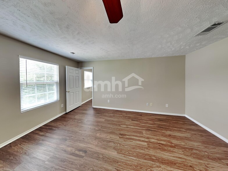 Building Photo - 1215 Lasalle Dr