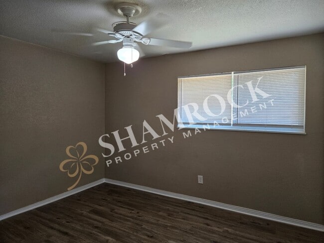 Building Photo - 409 Sharron Dr